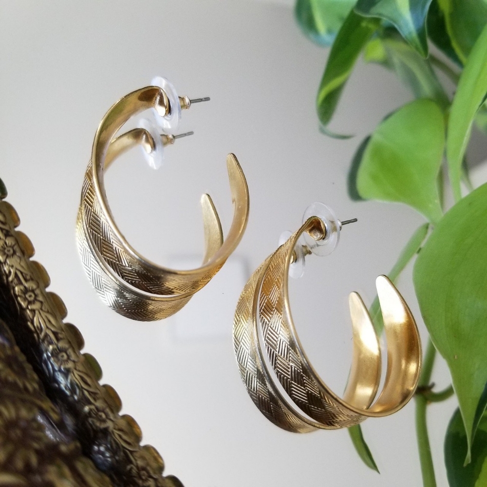 SOLD💫Vintage Crosshatch J Hoop Earrings